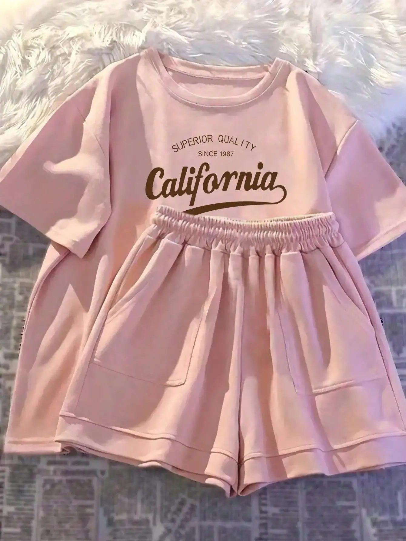 Printed girls' summer set, short sleeved T-shirt paired with casual shorts, stylish design, suitable for outdoor activities. - Image 2